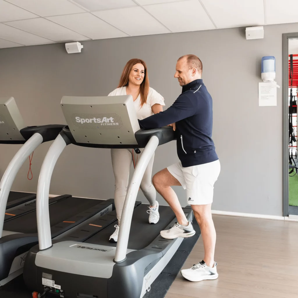 persoonlijk aandacht waar trainer kijkt naar je